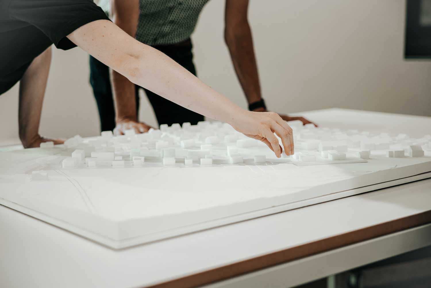 Zwei Mitarbeitende arbeiten mit einem 3D-Modell